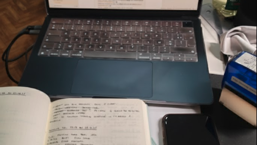 Mon ordinateur, mon carnet et mon téléphone